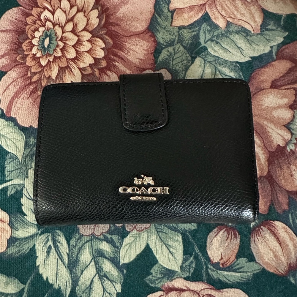 Coach Medium Corner Zip Leather Wallet